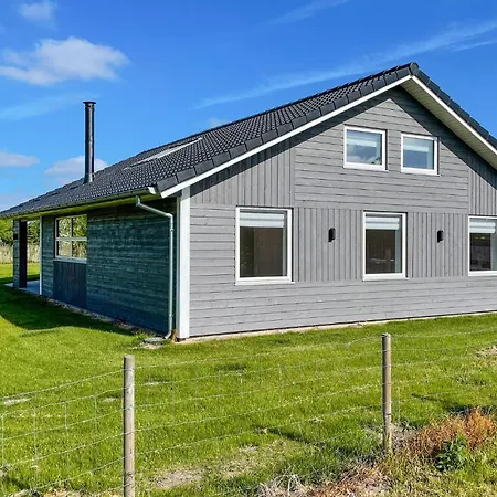 Nydelig Hjem I Med Innendørs Svømmebasseng Rødby